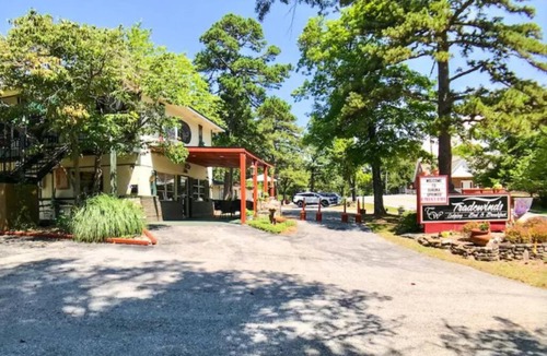 Eureka Springs Historic District Apartment | Deer Hollow Cottage at Tradewinds