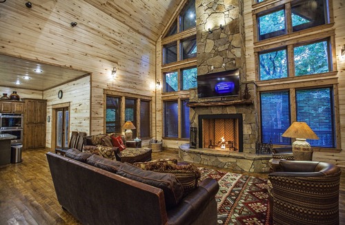 Broken Bow Cabin | Deer Hollow Lodge: 4 Master Suites, Pool Table, Hot Tub & Fire Pit