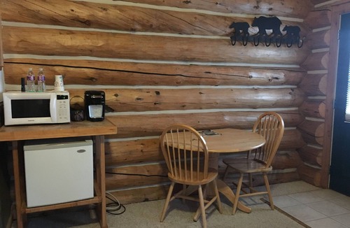 Rigby Cabin | “Deer” Log Cabin with 2Q Log Beds, Bath and Kitchenette