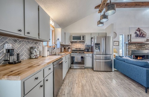 Alto Cabin | Deer Lover's Paradise w/Hot Tub. Private retreat but only 5 mins to downtown.