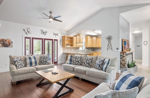 Austin House | Deer oh Deer! A Charming 4-bedroom house with WiFi, AC close to Dripping Springs