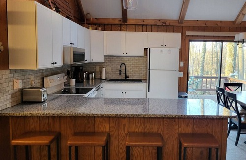 Terra Alta Apartment | Deer Ridge Cozy 2-Bed Cabin w/fire pit & fireplace