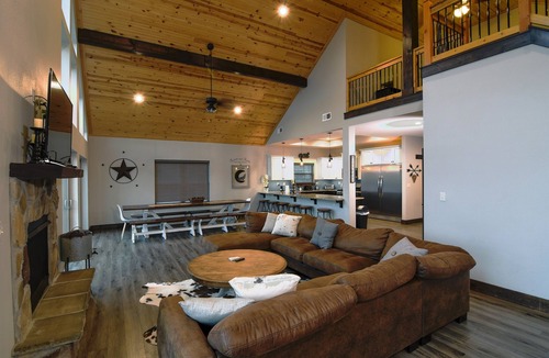 Lampe Cabin | Deer Ridge Lodge ADA Water View w/Pickleball Court