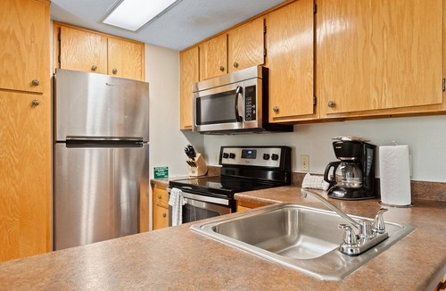 Gatlinburg Condo | Deer Ridge Mountain Resort C102 | Stunning Mountain Views + Pool!