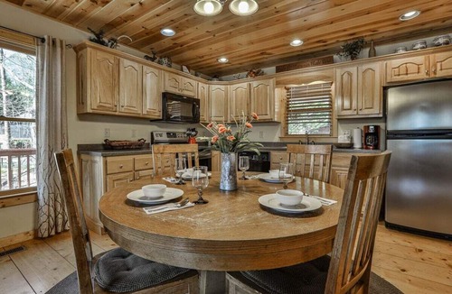 Ellijay Cabin | Deer Run -Dog Friendly, Hot Tub -Minimum Age