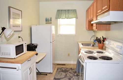 Chincoteague House | Deer Track-Cozy Cottage Close to Town. Fire Pit.