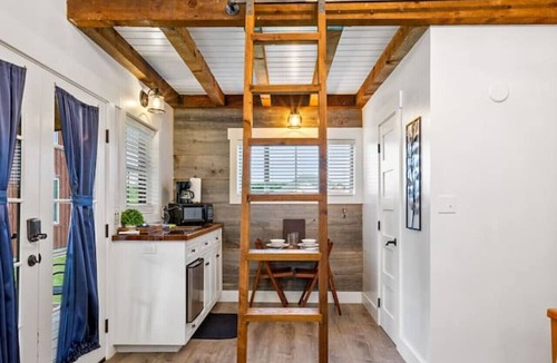 Elm Mott House | Deerfield Countryside Cabin #2