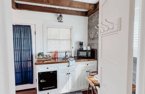 Elm Mott House | Deerfield Countryside Cabin #4