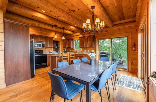 Bryson City Cabin | Deja View Luxurious, Spaciours, Secluded Log Cabin