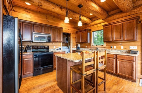 Bryson City Cabin | Deja View Luxurious, Spaciours, Secluded Log Cabin