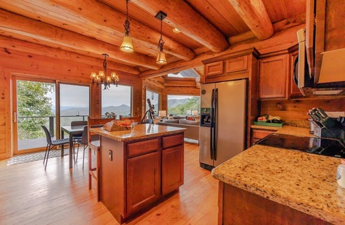 Bryson City Cabin | Deja View Luxurious, Spaciours, Secluded Log Cabin