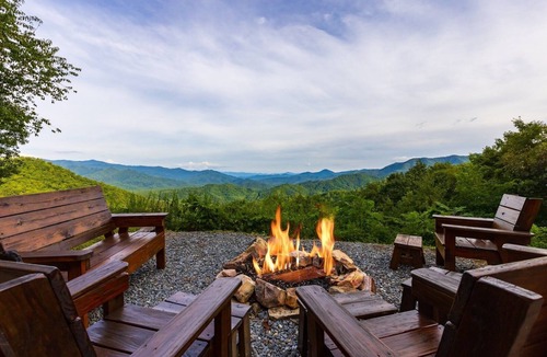 Bryson City Cabin | Deja View Luxurious, Spaciours, Secluded Log Cabin