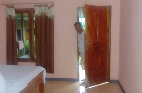 Riung Bed & Breakfast | Del Mar Home Stay and Cafe