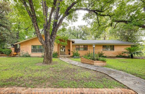 Amistad National Recreational Area House | Del Rio Home w/Large Yard, BBQ + Fireplace!