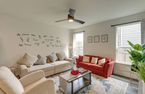 Vista Del Pueblo House | Del Valle Getaway with Charming Patio & Grill!