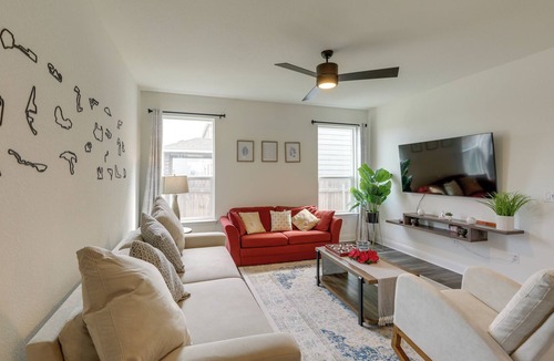 Vista Del Pueblo House | Del Valle Getaway with Charming Patio & Grill!