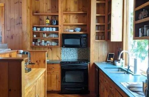 Delhi Cabin | Delhi Modern Cabin with Fast Internet