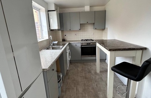 Luton House | Delight large double bedroom ensuite