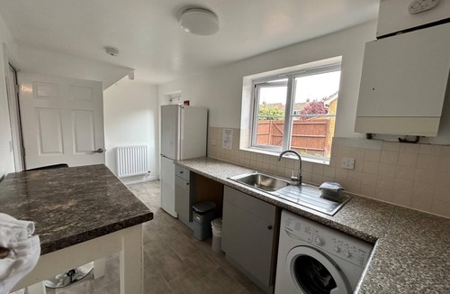 Luton House | Delight large double bedroom ensuite