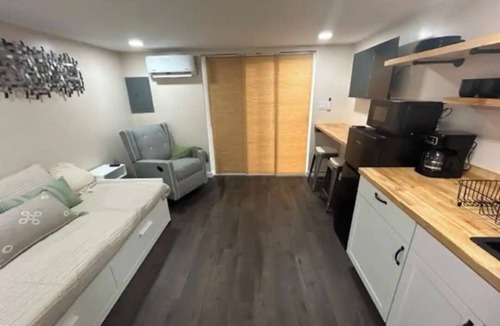 Glen Burnie Apartment | Delightful 1-bed 1 bath studio with AC/Heat near BWI