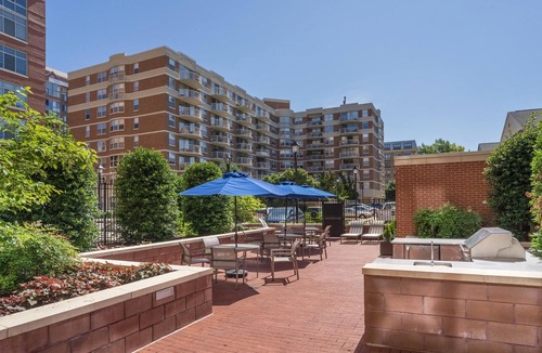 Old Town West Apartment | Delightful 1BR in Alexandria, Pool + Parking