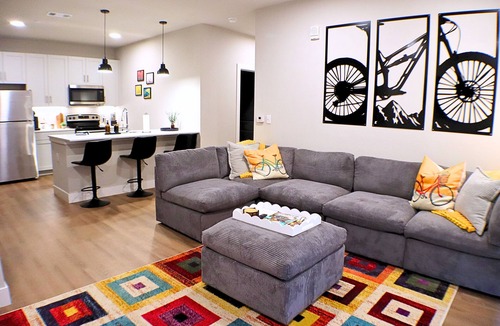 Rogers Apartment | Delightful 1BR, Sectional, Gym, Open Pool, Near Amp, No Cleaning Fee