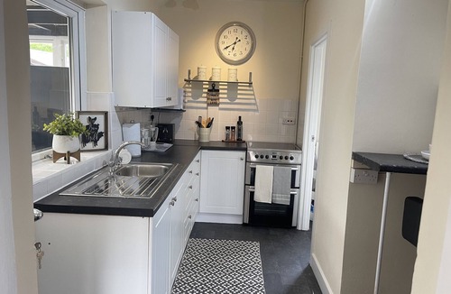 Cannock House | Delightful 2 bed detached home with secure parking