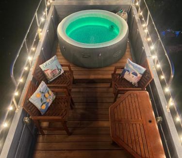 Sheffield Green Other | Delightful 2 Bed Double Decker Bus with Hot Tub