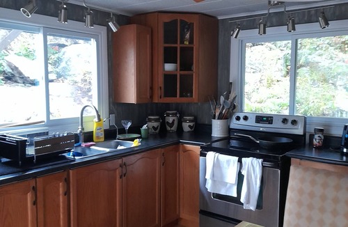 Selwyn Cottage | DELIGHTFUL 2 bedroom lake cottage on Stoney lake summer bookings available