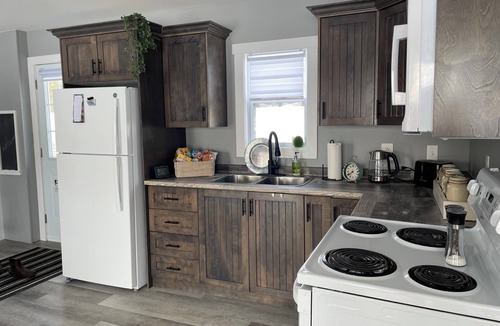 Terra Nova Cottage | Delightful 2-bedroom cottage with AC. Highway 1 Trans Canada near Badger