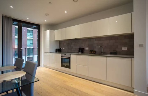Royal Docks Apartment | Delightful 2 BR Apartment w/Parking