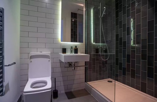 Royal Docks Apartment | Delightful 2 BR Apartment w/Parking