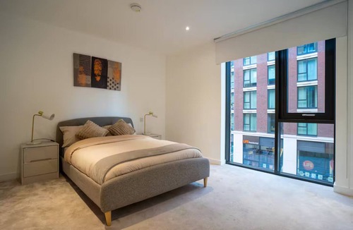 Royal Docks Apartment | Delightful 2 BR Apartment w/Parking