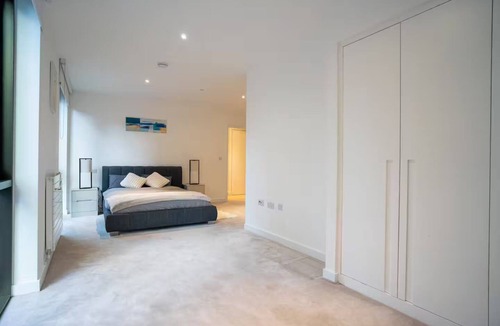 Royal Docks Apartment | Delightful 2 BR Apartment w/Parking