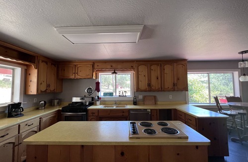 Groveland House | Delightful 3 Bdrm Cabin w/AC, Wifi, and Deck