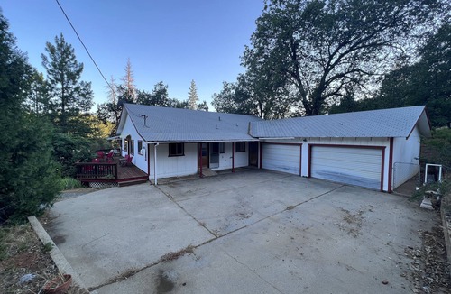 Groveland House | Delightful 3 Bdrm Cabin w/AC, Wifi, and Deck