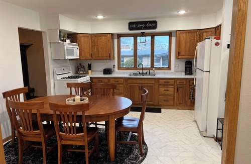 Mabel House | Delightful 3-bedroom house with cozy sunrise view in charming Mabel