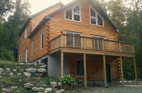 East Chatham House | Delightful 4-bedroom Plus House in East Chatham with Pool, Sauna and AC