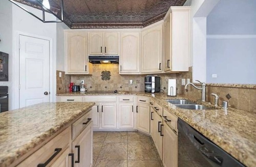 Allen House | Delightful 4-bedroom house with heated POOL in charming Allen