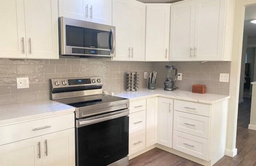 West Hills House | Delightful 4bdr/3bath Bay House