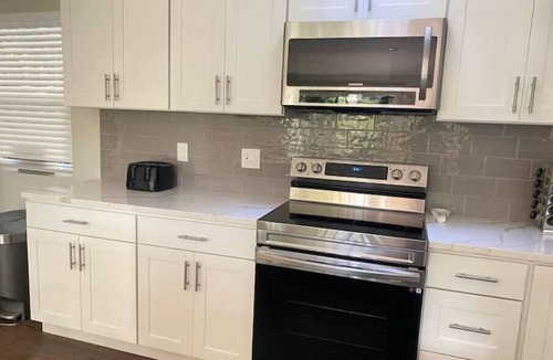 West Hills House | Delightful 4bdr/3bath Bay House