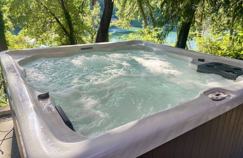 West Hills House | Delightful 4bdr/3bath Bay House