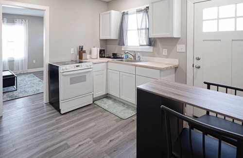 Evansville House | Delightful airy remodeled 1/1