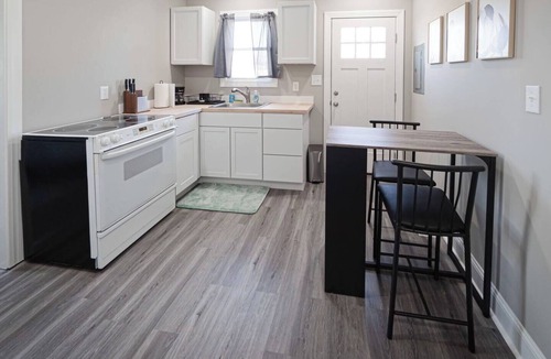 Evansville House | Delightful airy remodeled 1/1