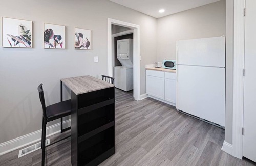 Evansville House | Delightful airy remodeled 1/1