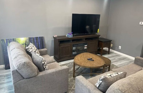 Primos Secane Apartment | Delightful apartment with AC in Lansdowne