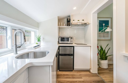 Old Town Historic District Cottage | Delightful 1 Bdrm Tiny Home by River Old Town NOTL