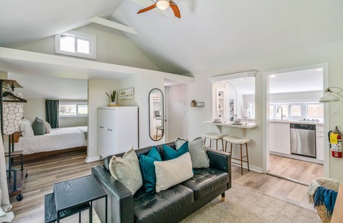 Old Town Historic District Cottage | Delightful 1 Bdrm Tiny Home by River Old Town NOTL