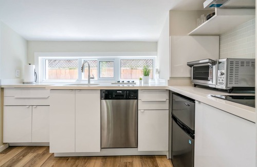Old Town Historic District Cottage | Delightful 1 Bdrm Tiny Home by River Old Town NOTL