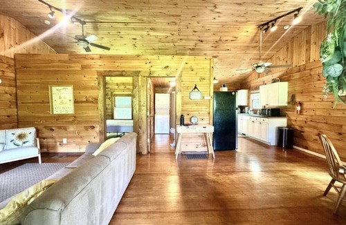 Canvas Cabin | Delightful cabin with Fireplace in charming Canvas